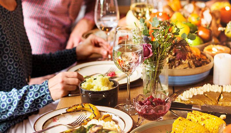 Patru sfaturi despre cum să nu mănânci în exces la masa festivă